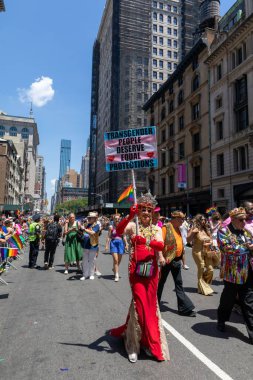 New York City, ABD 'de 2022 sayılı Onur Yürüyüşü' nü kutlayan insanlar