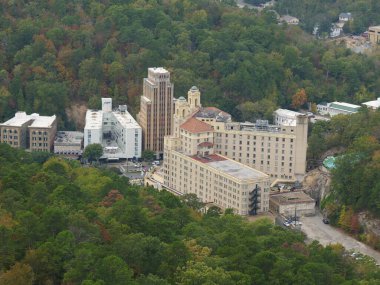 Arkansas 'ın binalar ve ağaçlarla çevrili bir havacılık şehri.