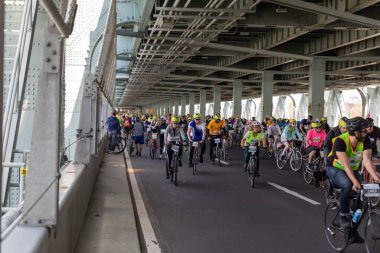 Brooklyn, ABD 'deki Beş Boro Bisiklet Turu' na katılan motorcuların yakın çekim görüntüleri.