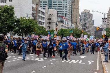 Silahları protesto eden büyük bir kalabalık. Brooklyn 'deki Cadman Plaza' dan Brooklyn Köprüsü üzerinden New York 'a yürüyorum.