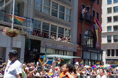 İnsanlar NYC Onur Yürüyüşü 'ne katılıyor.