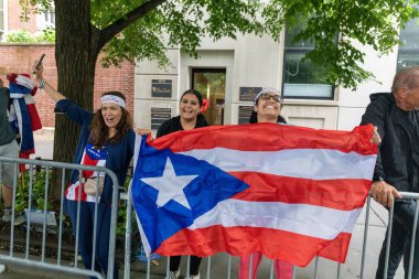 New York 'taki Porto Riko Günü Geçidi' ni kutlamak için büyük bir kalabalık geliyor.