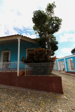 Renkli binaları ve kaldırımlı caddeleri olan Trinidad, Küba 'nın güzel bir koloni manzarası.