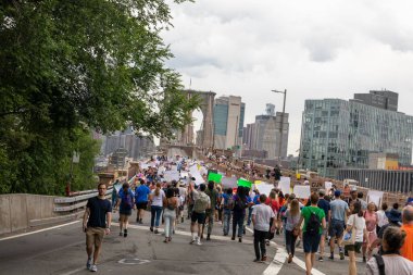 Silahları protesto eden büyük bir kalabalık. Brooklyn 'deki Cadman Plaza' dan Brooklyn Köprüsü üzerinden New York 'a yürüyorum.