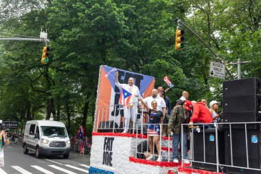 Bir sürü insan Porto Riko Günü Geçidi 'ni kutluyor.