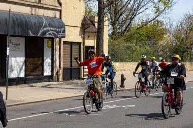 Motosikletlilerin Staten Island, ABD 'deki Beş Boro Bisiklet turuna katıldığı yakın çekim.