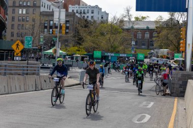 Motosikletlilerin Staten Island, ABD 'deki Beş Boro Bisiklet turuna katıldığı yakın çekim.