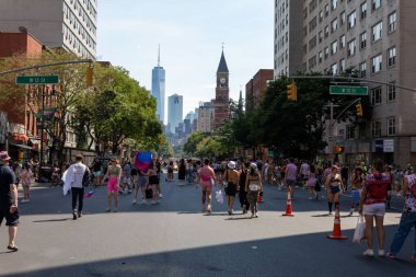 New York sokaklarında büyük bir kalabalık Onur Yürüyüşü 'nü kutluyor.