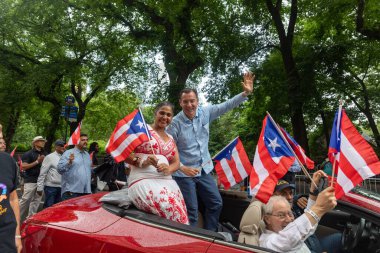 Manhattan sokaklarındaki kalabalık Porto Riko Günü Geçidi 'ni kutluyor.