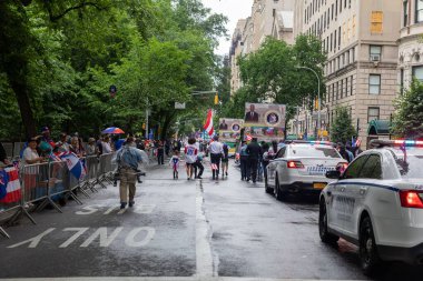 Manhattan sokaklarındaki kalabalık Porto Riko Günü Geçidi 'ni kutluyor.