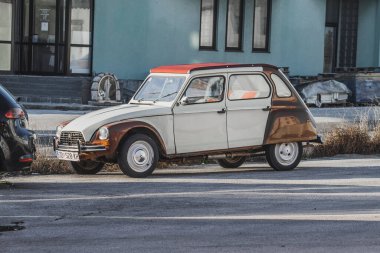 Eski bir Citroen Dyane 1970 'lerden kalma klasik klasik bir araba..