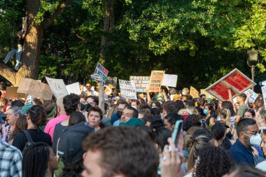 Protestocular, Anayasa Mahkemesi 'nin Roe-Wade davasını geri çevirmesi üzerine ellerinde karton levhalar tutuyorlar.