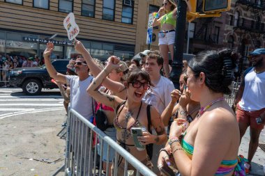 New York City, ABD 'de 2022 sayılı Onur Yürüyüşü' nü kutlayan insanlar