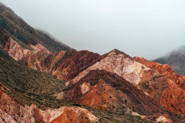 Quebrada de Humahuaca 'nın kuzeybatı Arjantin' deki Jujuy eyaletinde güzel bir manzarası var.