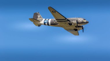 C-47A Skytrain Tico Belle 'in alçak açılı görüntüsü.