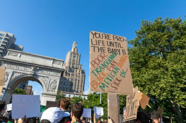 Protestocular, Anayasa Mahkemesi 'nin Roe-Wade davasını geri çevirmesi üzerine ellerinde karton levhalar tutuyorlar.
