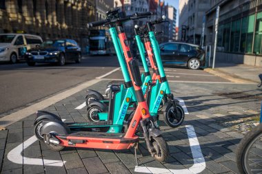 Leipzig şehir merkezindeki kiralık şirket Tier 'den birkaç tane e-scooter.
