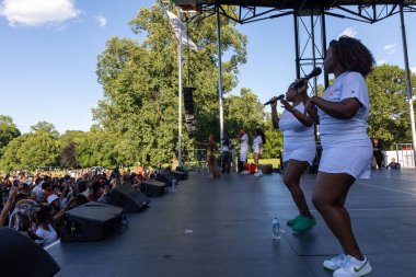 13. Geleneksel Haziran kutlamasında arka vokalistin yakın plan çekimi.