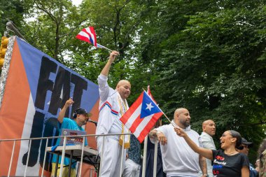 Porto Riko Günü Geçidi 'ni kutlamak için büyük bir kalabalık geliyor.