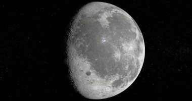 Gece gökyüzündeki parlak dolunayın nefes kesici görüntüsü.