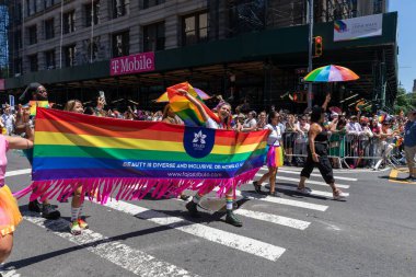 İnsanlar NYC Onur Yürüyüşü 'ne katılıyor.