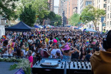 New York City, ABD 'deki Pride Month Parade 2022' de canlı bir DJ performansının keyfini çıkaran büyük bir kalabalık.