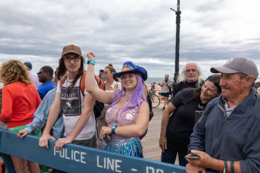 Brooklyn sokaklarındaki kalabalık Coney Adası Deniz Kızı Geçidi 'nin 40. yıldönümünü kutluyor.