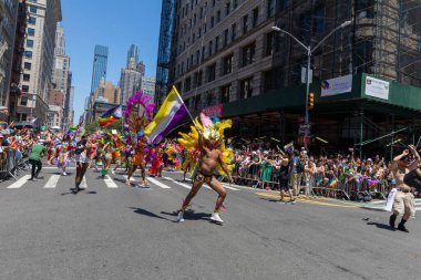 İnsanlar NYC Onur Yürüyüşü 'ne katılıyor.