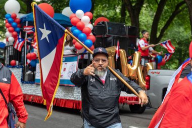 New York 'ta Porto Riko Günü Geçidi' ni kutlayan bayraklı yaşlı bir adam.