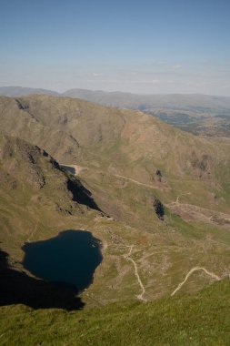 İngiltere, İngiltere 'deki Lake District' te güneşli bir günde Coniston 'un Yaşlı Adamı