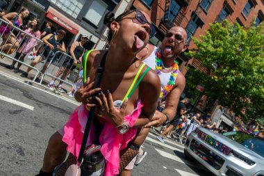 New York 'taki Onur Yürüyüşü' nde bir sürü genç insan var.