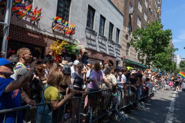 26 Haziran 2022 'de New York' ta yürüyüş yapan neşeli insanlar.