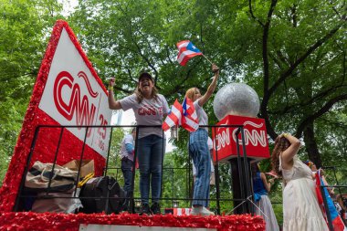 Manhattan sokaklarındaki kalabalık Porto Riko Günü Geçidi 'ni kutluyor.