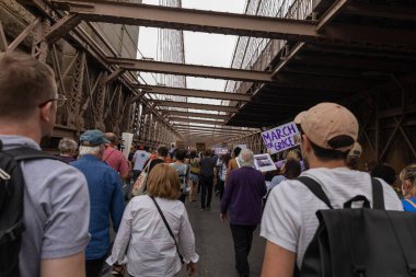 Silahları protesto eden büyük bir kalabalık. Brooklyn 'deki Cadman Plaza' dan Brooklyn Köprüsü üzerinden New York 'a yürüyorum.