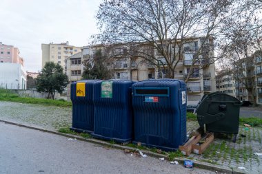 Lizbon, Portekiz 'de büyük etiketli çöp kutularıyla dolu bir kaldırım.