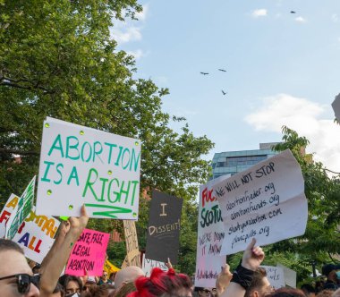 Yüksek Mahkeme Roe ve Wade 'in davasını bozduktan sonra insanlar New York' ta protesto ediyor.