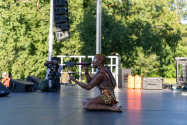 Prospect Park Brooklyn 'deki 13. Geleneksel Haziran kutlamasında bir şarkıcının yakın plan çekimi.