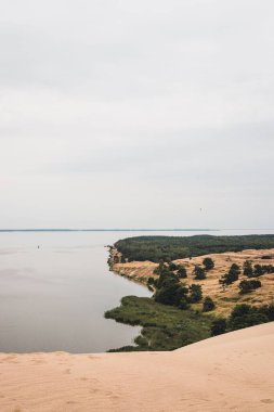 Vecekrug Dune 'un tepesinden büyüleyici Curonian Spit' in dikey görüntüsü, Nida, Litvanya