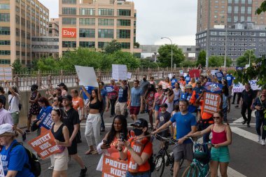 Silahları protesto eden büyük bir kalabalık. Brooklyn 'deki Cadman Plaza' dan Brooklyn Köprüsü üzerinden New York 'a yürüyorum.