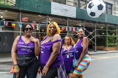 New York City, ABD 'de 2021 sayılı Onur Yürüyüşü' nü kutlayan insanlar