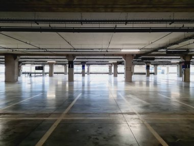 Alışveriş merkezinde boş ve aydınlık bir park yeri..