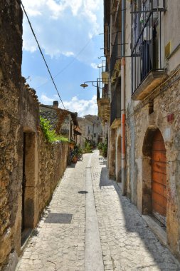 Pacentro 'nun eski taş binaları arasında dar bir sokak.