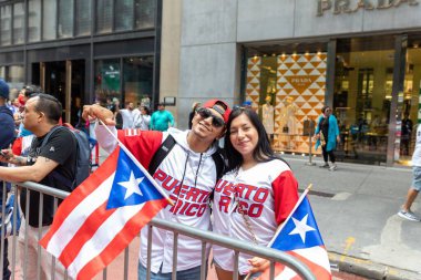 Porto Riko Günü Geçit Töreni 'ni New York City sokaklarında kutlayan kalabalık.
