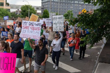 Silahları protesto eden büyük bir kalabalık. Brooklyn 'deki Cadman Plaza' dan Brooklyn Köprüsü üzerinden New York 'a yürüyorum.