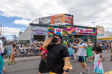 İnsanlar Coney Adası 'ndaki 40. Geleneksel Denizkızı Yürüyüşü sırasında sokaklarda eğleniyorlar.