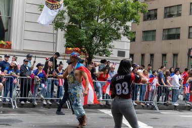 Manhattan sokaklarındaki kalabalık Porto Riko Günü Geçidi 'ni kutluyor.