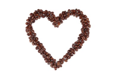 Beyaz arka planda kalp şeklinde kahve çekirdeklerinin izole edilmiş bir fotoğrafı.