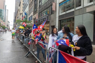 Heyecanlı insanlar New York 'ta Porto Riko Günü Geçidi' ni kutluyor.
