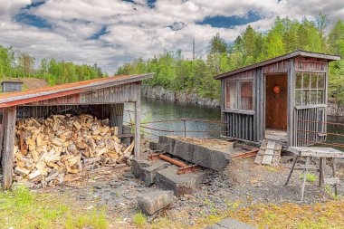 Siyah dağlarda evi ve odunu olan kırsal bir manzara açık hava müzesi.