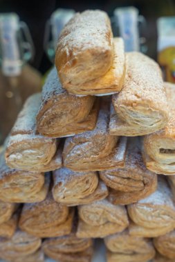 Lezzetli pastaların üst üste istiflenmiş dikey çekimi.